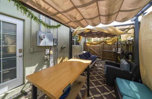 North Corals House | Private-Charming 1 Bed with Patio~2.5 miles to Beach 🌴