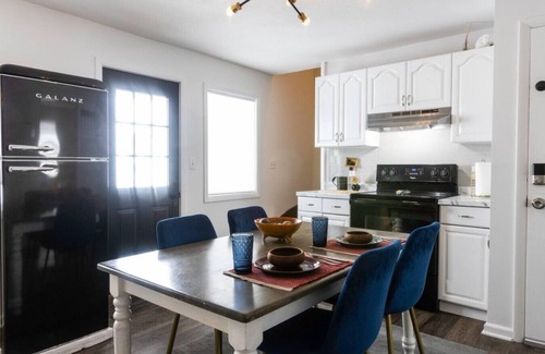 Torrington Apartment | Private Classy 2nd Flr 3 Bed Apt Near Downtown