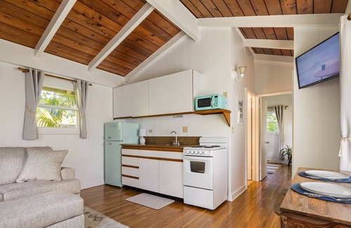 Kailua Cottage | Private Cottage Steps to Kailua Beach! Air-conditioning, parking & washer/dryer