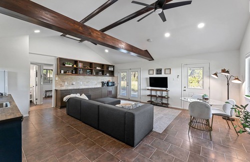 Canyon Lake Cottage | Private Cottage w HOT TUB & Oak Grove