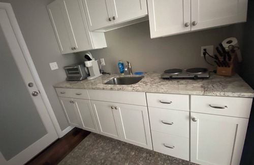 Framingham Condo | Private Cozy 1-br condo w/high ceilings, WiFi, AC in quiet N. Framingham