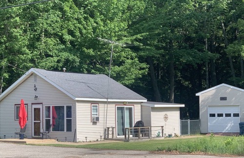 Houghton Lake Cottage | Private Cozy Cottage ~ Away From It All
