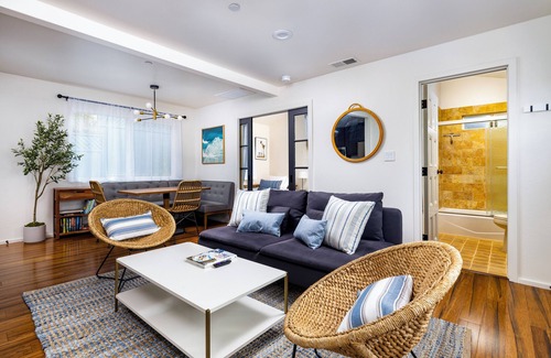 Oak Park House | Private Cozy House with 2 Bedroom, 2 Bathroom, A/C, and Near Downtown