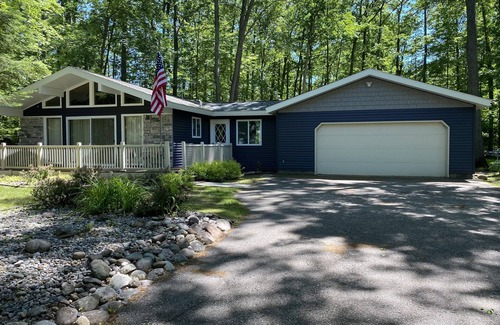 Higgins Lake House | Private, Cozy, Quiet on double lot near Beautiful Higgins and Houghton Lakes