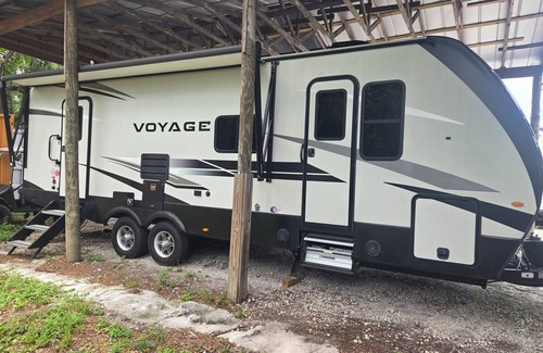 Desoto Lakes House | Private Cozy RV with AC and WiFi in Welcoming Sarasota.