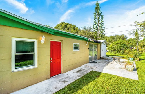 Rock Ridge Apartment | Private cozy studio in sunny Vero Beach. Centrally located to all amenities.
