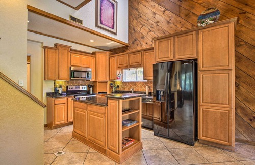 Mid America Cabin | Private Deck & Dock: Home on Lake Hamilton!