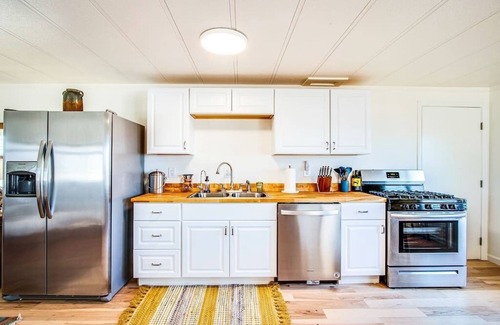 Wonder Valley House | Private Desert Retreat with Rock Tub -3 BR/2Bath