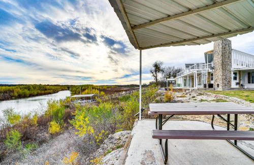 Runaway Bay House | Private Dock and Grill Riverfront Runaway Bay Gem