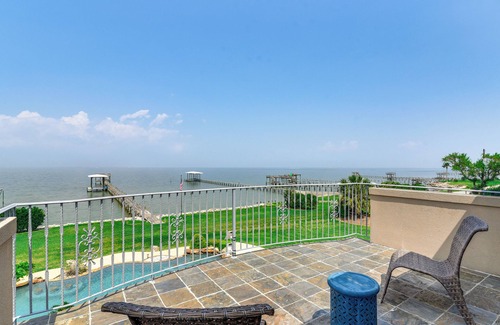 Dickinson Villa | Private Dock + Pier: Luxe Villa on Galveston Bay!