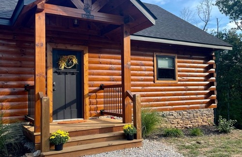 Van Buren House | Private Elk Pointe Cabin next to Big Spring Park & Current River