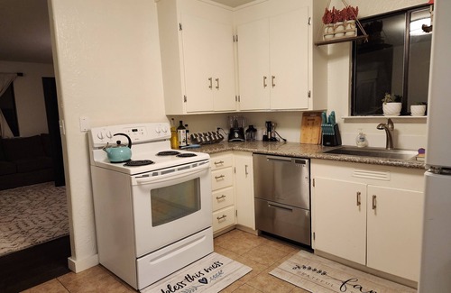Lafayette House | Private entire 2-bedroom house with cozy backyard & patio close to 4 Downtowns
