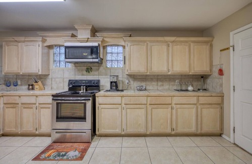 Pharr House | Private Fenced Backyard Pet Friendly Minutes to Shopping, Dining