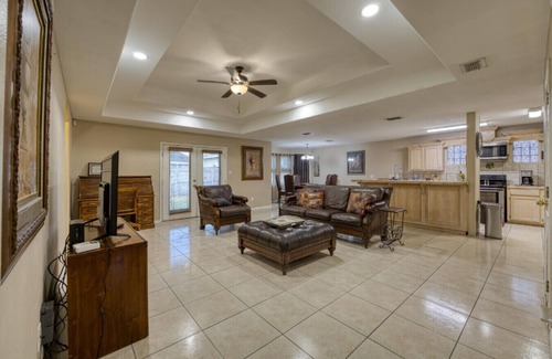 Pharr House | Private Fenced Backyard Pet Friendly Minutes to Shopping, Dining