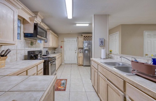 Pharr House | Private Fenced Backyard Pet Friendly Minutes to Shopping, Dining