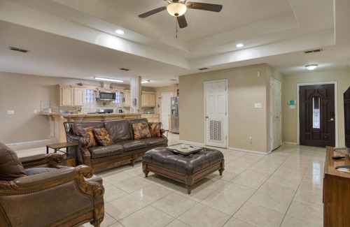 Pharr House | Private Fenced Backyard Pet Friendly Minutes to Shopping, Dining