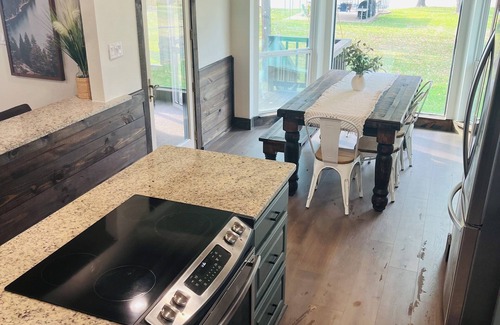 Lone Oak House | Private Fishing Dock, Boat Lift, Paddle Boards, Fire Pit - newly remodeled home