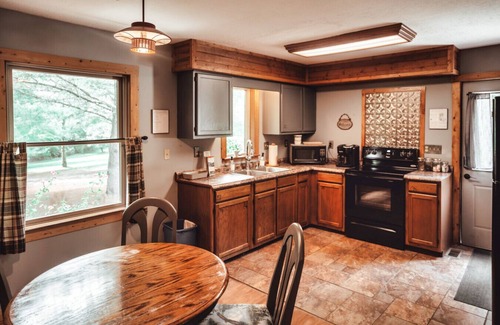Rockbridge House | Private Forest ~ HotTub ~ King Bed ~ Near Ash Cave