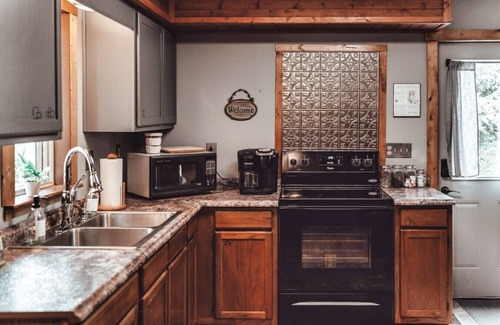 Rockbridge House | Private Forest ~ HotTub ~ King Bed ~ Near Ash Cave