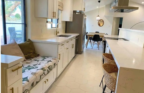 North Mountain House | Private Free Heated Pool, Waterfall, 2 King Beds & Arcade Games!
