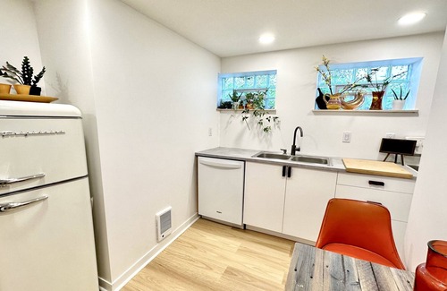 Kingfield House | Private Garden-Level Studio