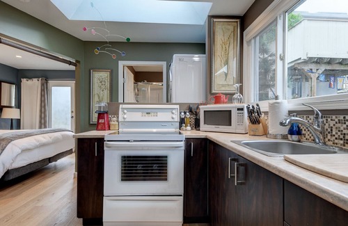 James Bay House | Private garden retreat with king size bed, full kitchen, private patio 48715