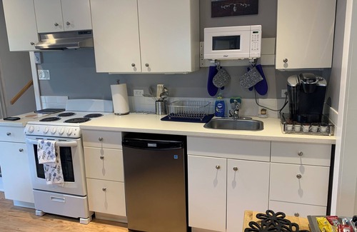 Salmon Arm House | Private garden suite