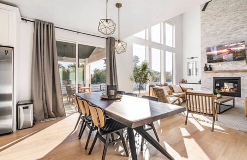 Riverton House | Private Getaway with Theater Room, Hot Tub, Dry Sauna, 7 bedrms, 4 bathrms