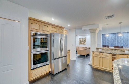 Central Oakland Park House | Private Heated Pool ~ Balcony ~ Near Beach
