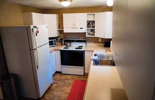 Drake Cabin | Private Hiking Trail! Cozy Canyon Cabin near RMNP w/King bed. Sleeps 4.