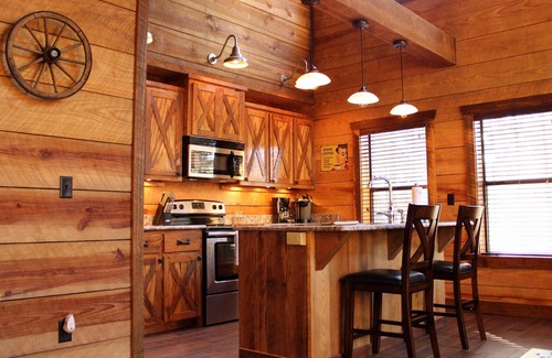 Broken Bow Cabin | Private Hilltop Couples Honeymoon Cabin on 2 Acres