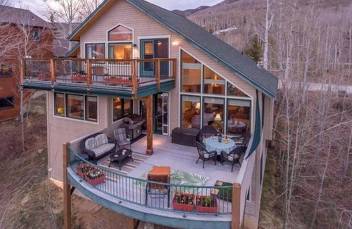 Hamilton Creek House | Private Home Perfect for Families - Amazing Mountain Views and Hot Tub! Close to Shops and Dining