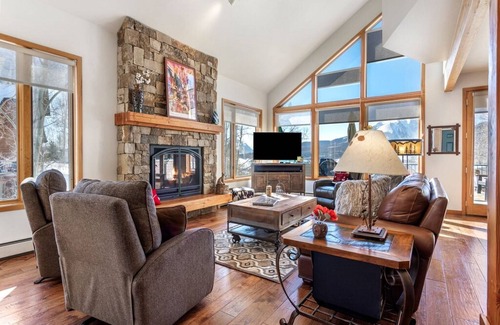 Hamilton Creek House | Private Home Perfect for Families - Amazing Mountain Views and Hot Tub! Close to Shops and Dining