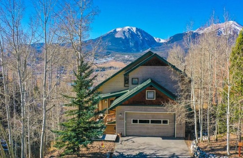 Hamilton Creek House | Private Home Perfect for Families - Amazing Mountain Views and Hot Tub! Close to Shops and Dining