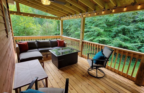 Sloans Valley House | Private home w/Hot tub & pool. In a gated resort community with a boat ramp.