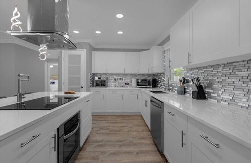 Ruskin House | Private home with heated pool & hot tub close to beaches ,parks , and shopping