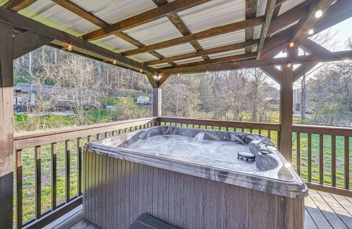 Campton Cabin | Private Hot Tub: Dog-Friendly Red River Gorge Home