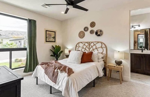 Hurricane House | Private Hot Tub, Patio, Mountain View!