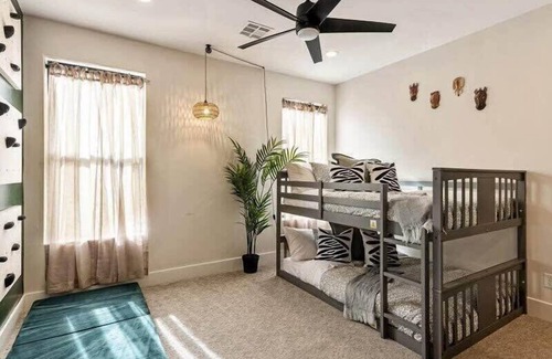 Hurricane House | Private Hot Tub, Patio, Mountain View!