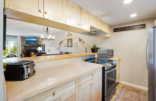 Warrior's Mark West House | Private Hot Tub, Ski-In/Out, Winter Shuttle, Trails, Views - Slopeside Retreat