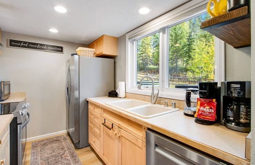 Warrior's Mark West House | Private Hot Tub, Ski-In/Out, Winter Shuttle, Trails, Views - Slopeside Retreat