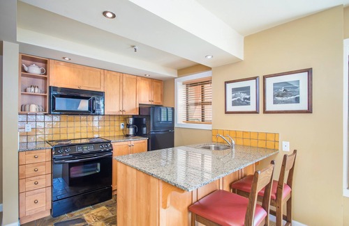 Whistler Village Apartment | Private Hot Tub! Slopeside with Fireplace/Kitchen