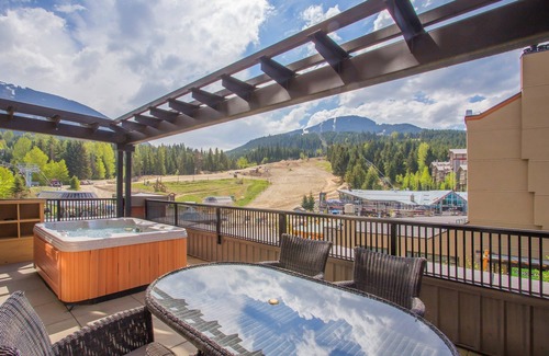 Whistler Village Apartment | Private Hot Tub! Slopeside with Fireplace/Kitchen