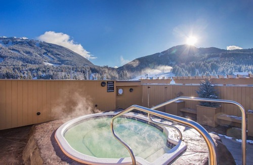 Whistler Village Apartment | Private Hot Tub! Slopeside with Fireplace/Kitchen