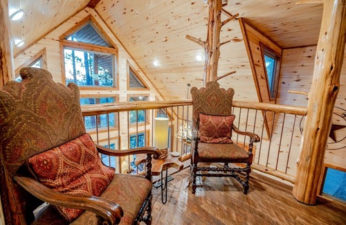 Octavia Cabin | *Private Island*w/free kayaks, hot tub and VIEWS!