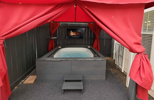 Woodlake - Briar Meadow House | Private Jacuzzi Galleria Retreat & Pool Table Sleeps 8