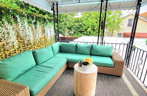 Throgs Neck House | Private King size suite with hot tub & own bathroom