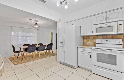 Pembroke Pines House | Private lakefront charming Home in Miami/Pembroke
