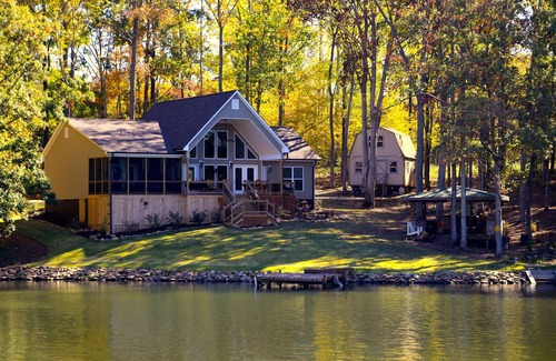 Chappells House | Private Lakeside, private Dock, Outddor Kitchen Fire Pit & More