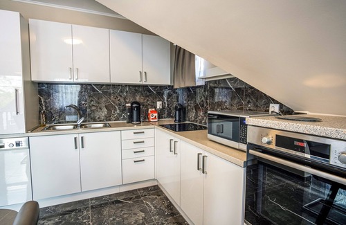 Balatonkeresztur House | Private Luxury Apartment - LuxViln- Private Pooln- Whole Housen- E-Car Charging